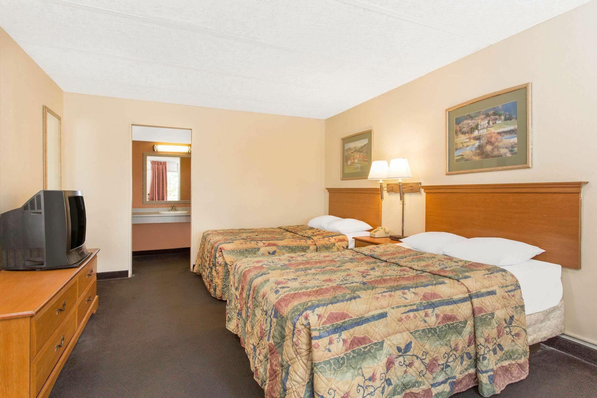 Garden Inn Fredricksburg South Фредериксберг Экстерьер фото